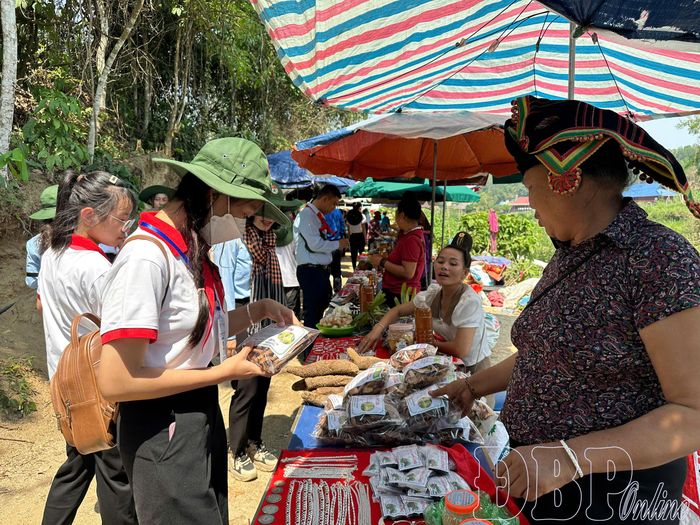 Nhiều nông sản được người dân địa phương bày bán tại di tích Sở Chỉ huy Chiến dịch Điện Biên Phủ.