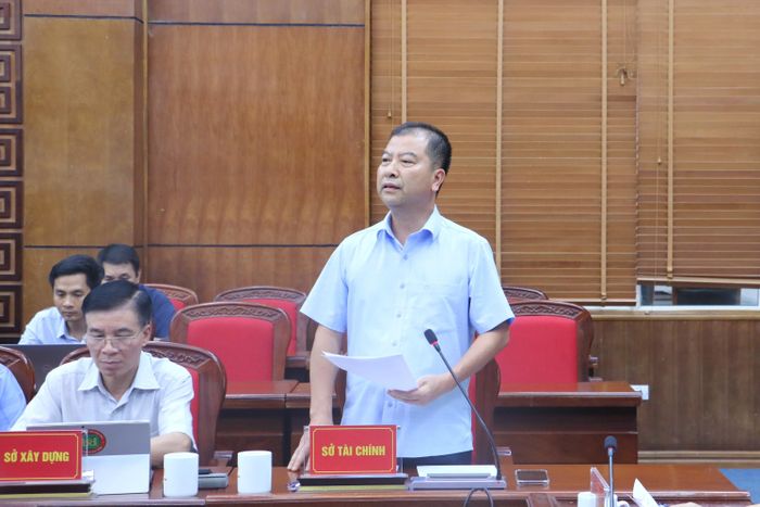 Lãnh đạo Sở Tài chính báo cáo tình hình các dự án tại hội nghị.