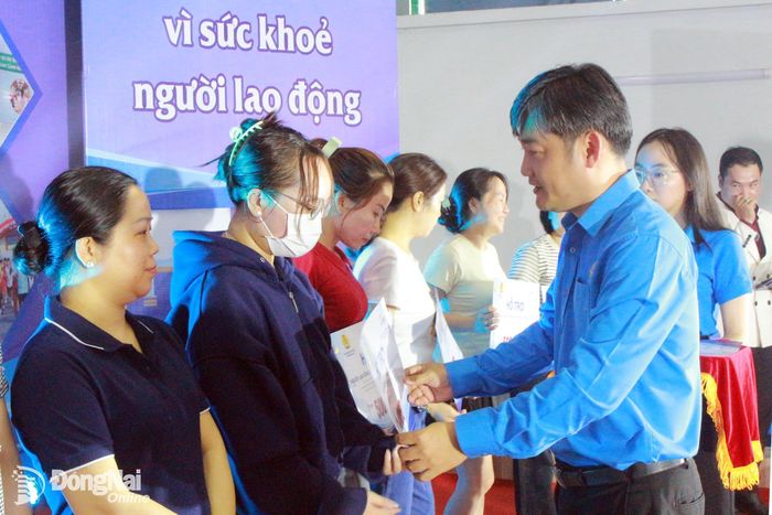 Ông Nguyễn Quốc Dũng, Thành ủy viên, Phó Chủ tịch Ủy ban MTTQ Việt Nam thành phố, Chủ tịch Liên đoàn Lao động thành phố Đồng Nai tặng phiếu mua hàng cho công nhân.