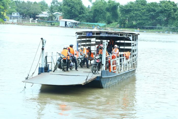 Một chuyến đò nối xã Tà Lài và xã Thanh Sơn. Ảnh: Vương Thế