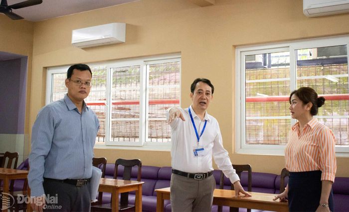 Phó Giám đốc Sở Giáo dục và Đào tạo Phạm Ngọc Thắng (giữa), Phó Trưởng ban Chỉ đạo Kỳ thi tốt nghiệp THPT thành phố Đồng Nai năm 2026 kiểm tra công tác chuẩn bị tại điểm thi tại Trường TH-THCS-THPT Bùi Thị Xuân (phường Tam Hiệp). Ảnh: Đức Nghĩa