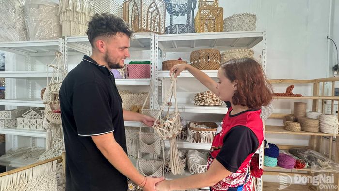 Du khách nước ngoài tham quan và chọn mua sản phẩm thủ công tại xưởng handmade JNC Macrame.