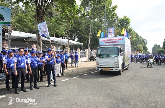 Đoàn diễu hành hưởng ứng Tuần lễ Đồng Nai xanh trên các tuyến đường trọng điểm ở phường Đồng Phú, thành phố Đồng Nai. Ảnh: Trương Hiện