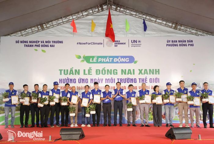 Ban tổ chức tri ân các doanh nghiệp đồng hành cùng Tuần lễ Đồng Nai xanh. Ảnh: Trương Hiện