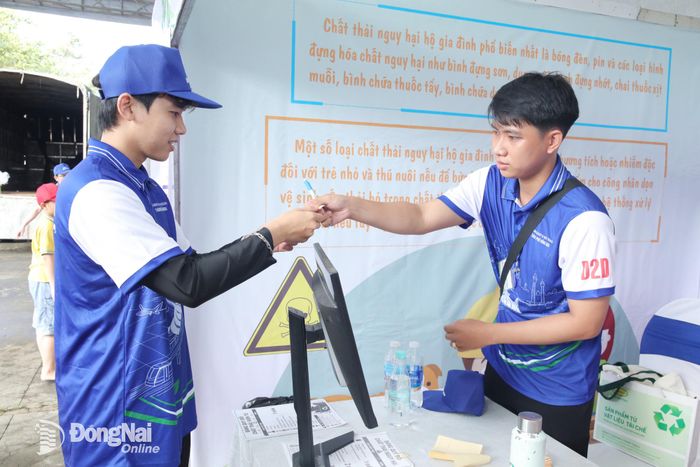 Người dân tham gia Chương trình “Thu đổi chất thải lấy quà tặng” ngay tại buổi lễ. Ảnh: Trương Hiện