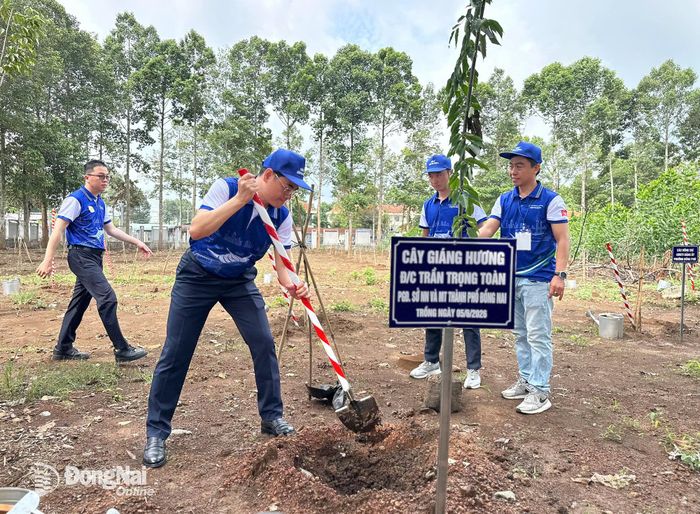 Ông Trần Trọng Toàn, Phó Giám đốc Sở Nông nghiệp và Môi trường thành phố trồng cây xanh hưởng ứng Tuần lễ Đồng Nai xanh. Ảnh: Trương Hiện