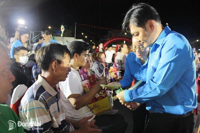 Thành ủy viên, Phó Chủ tịch Ủy ban MTTQ Việt Nam thành phố, Chủ tịch Liên đoàn Lao động thành phố Đồng Nai Nguyễn Quốc Dũng tặng quà cho công nhân lao động. Ảnh: N.Hòa