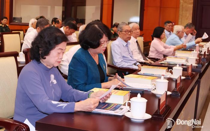 Nguyên Phó Chủ tịch nước Trương Mỹ Hoa; nguyên Phó Chủ tịch nước Đặng Thị Ngọc Thịnh và các đại biểu dự hội thảo. Ảnh: Nguyệt Hà