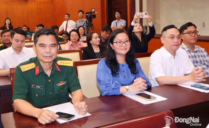 Đại tá Bùi Văn Sỹ, Phó Chính ủy Bộ Chỉ huy Quân sự thành phố và các đại biểu thành phố Đồng Nai dự hội thảo. Ảnh: Nguyệt Hà