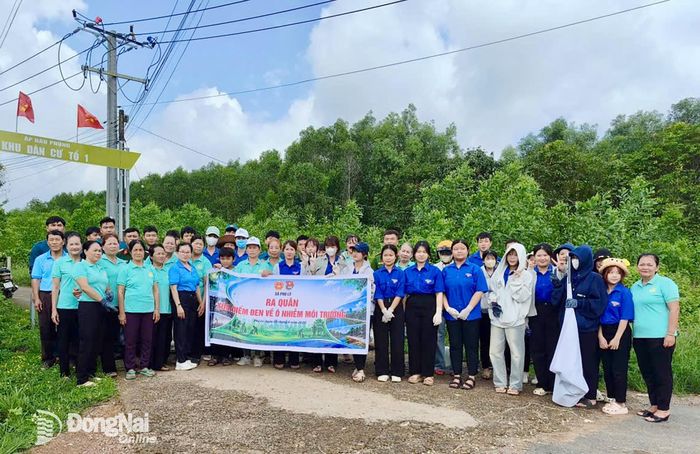 Đồng loạt ra quân dọn dẹp vệ sinh trên các tuyến đường thuộc xã Phú Lý. Ảnh: ĐVCC