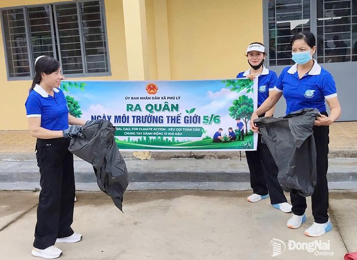 Cán bộ, đoàn viên, thanh niên và người dân trên địa bàn tích cực tham gia dọn dẹp vệ sinh. Ảnh: ĐVCC