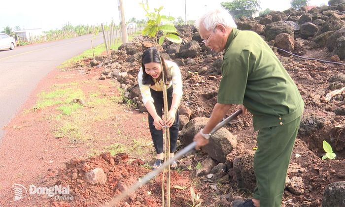 Đại biểu hưởng ứng trồng cây sau buổi lễ. Ảnh: Trần Nguyên