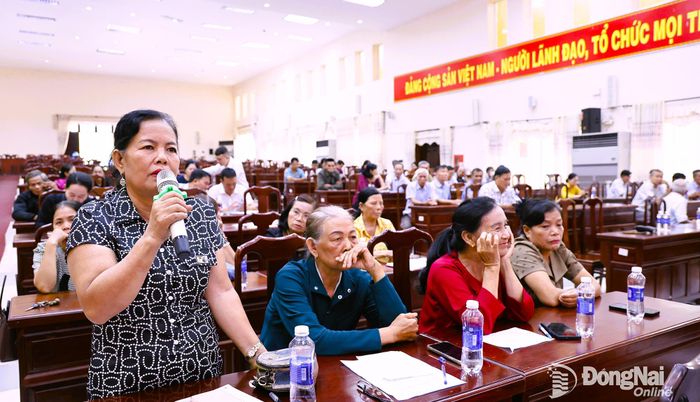 Cử tri xã Thiện Hưng kiến nghị vấn đề liên quan đến công tác quản lý đất đai, cấp quyền sử dụng đất. Ảnh: Như Tình