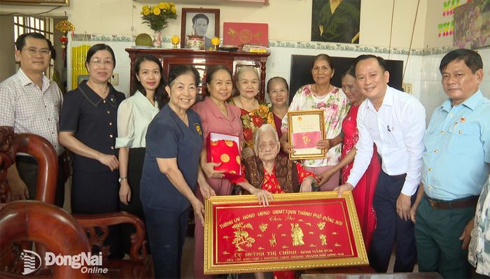 Bí thư Đảng ủy, Chủ tịch HĐND phường Chơn Thành Nguyễn Minh Bình cùng các thành viên đoàn công tác chúc thọ cụ Huỳnh Thị Chính (tròn 100 tuổi) ở khu phố 3. Ảnh: Đỗ Trình