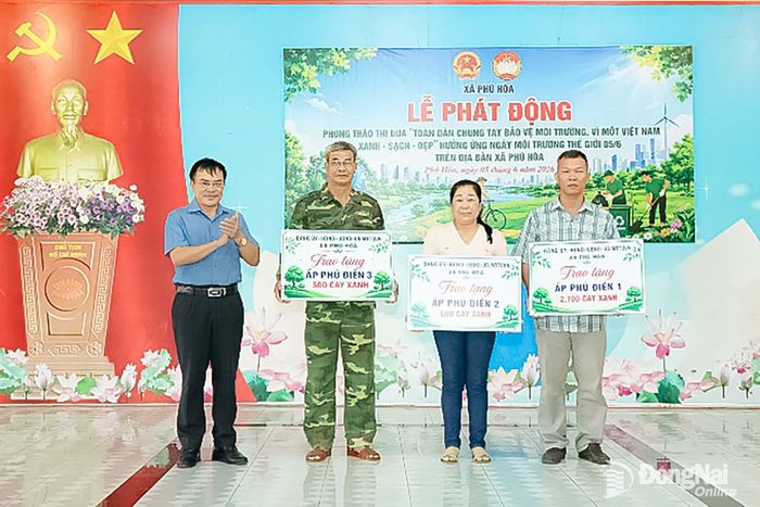 Chủ tịch UBND xã Nguyễn Văn Viện trao tặng 5.000 cây xanh cho các ấp Phú Điền 1, Phú Điền 2 và Phú Điền 3. Ảnh: Lê Trung