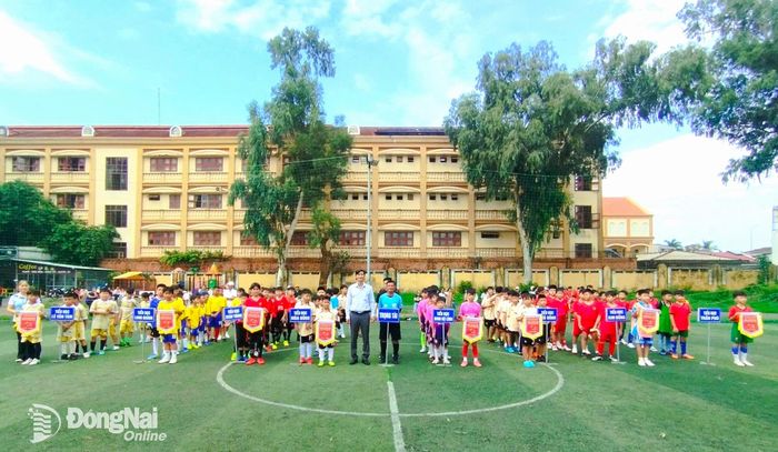 Ban tổ chức trao cờ lưu niệm cho các đội bóng tham dự giải.