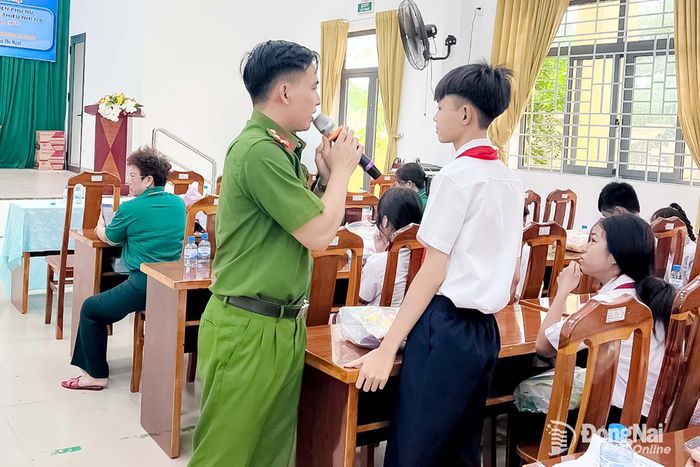 Học sinh tham gia giao lưu, trả lời câu hỏi tại buổi tuyên truyền