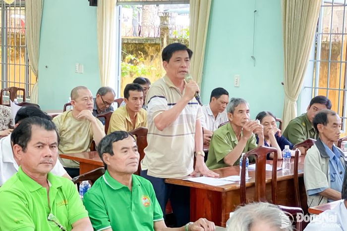 Cử tri phường Tân Phú phát biểu ý kiến tại buổi tiếp xúc. Ảnh: Minh Long