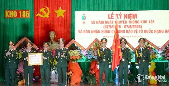 Thủ trưởng Tổng cục Hậu cần - Kỹ thuật thừa ủy quyền của Chủ tịch nước tặng Huân chương Bảo vệ Tổ quốc hạng Ba cho Kho 186. Ảnh: ĐVCC