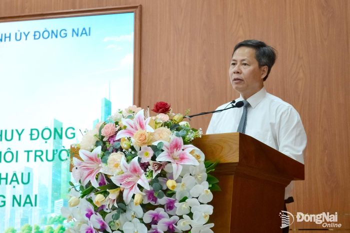 PGS.TS Lê Văn Chiến, Viện trưởng Viện Lãnh đạo học và Hành chính công, Học viện Chính trị Quốc gia Hồ Chí Minh phát biểu đề dẫn buổi tọa đàm. Ảnh: Phương Hằng