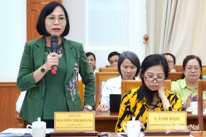 Thành ủy viên, Phó Chủ tịch UBND thành phố Đồng Nai Nguyễn Thị Hoàng phát biểu tại tọa đàm. Ảnh: Phương Hằng