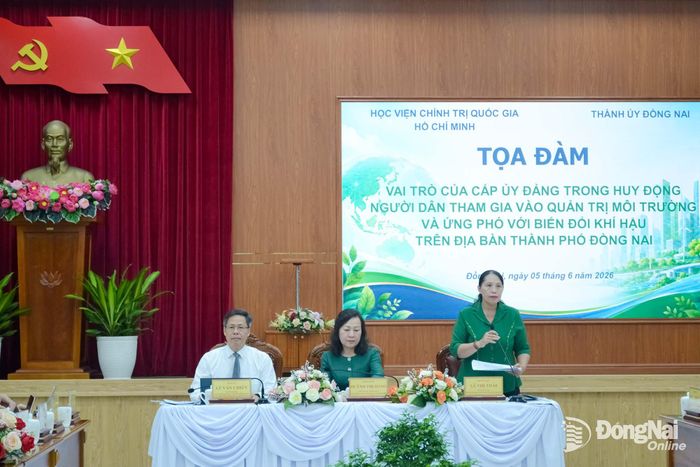 Thành ủy viên, Phó Trưởng ban Tuyên giáo và Dân vận Thành ủy Lê Thị Thái cùng các đồng chí chủ tọa gợi mở nội dung thảo luận tại buổi tọa đàm. Ảnh: Phương Hằng