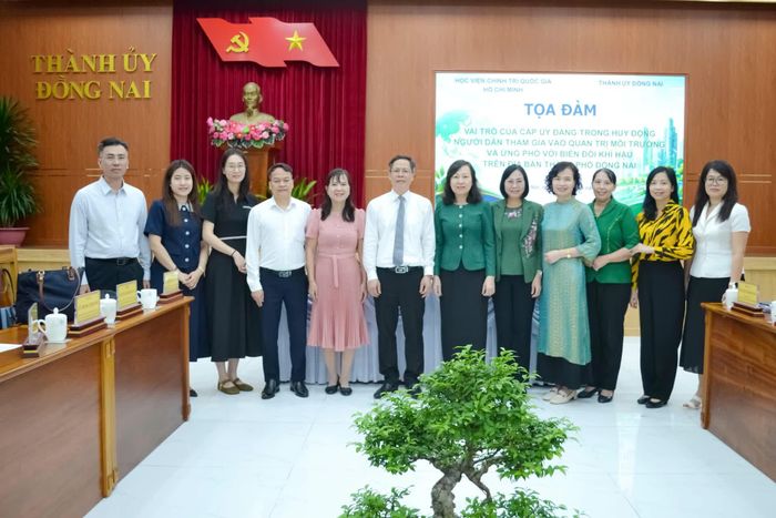 Các đại biểu dự tọa đàm. Ảnh: Phương Hằng