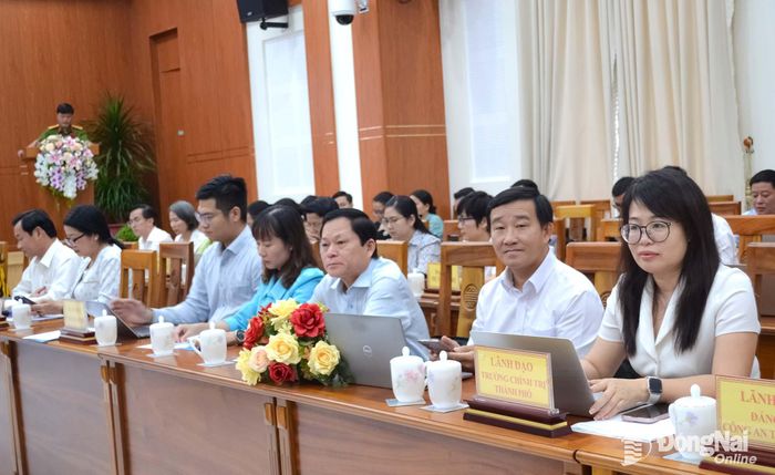 Các đại biểu dự tọa đàm. Ảnh: Phương Hằng