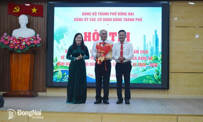 Ban tổ chức hội thi chúc mừng thí sinh Phạm Văn Hoàng đoạt giải nhì. Ảnh: Phương Hằng