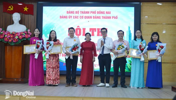 Ban tổ chức hội thi chúc mừng các thí sinh đoạt giải khuyến khích. Ảnh: Phương Hằng