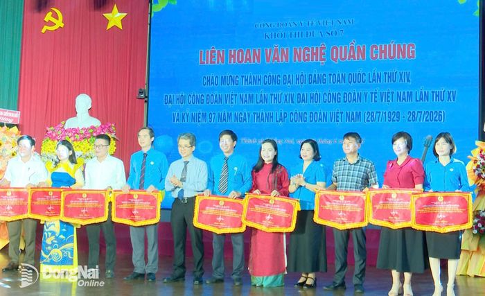 Ban tổ chức tặng cờ cho các đơn vị tham gia liên hoan. Ảnh:CTV