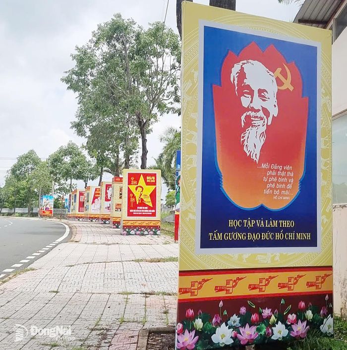 Tranh cổ động tấm lớn Hành trình theo chân Bác - Đồng Nai vươn mình phát triển trưng bày tại phường Bình Phước. Ảnh: ĐVCC