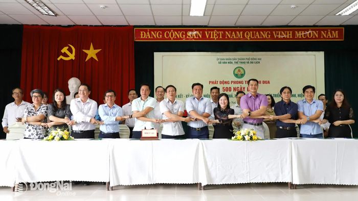 Đại diện lãnh đạo các phòng, đơn vị trực thuộc Sở Văn hóa, Thể thao và Du lịch ký cam kết thực hiện đợt thi đua 500 ngày đêm. Ảnh: My Ny