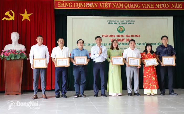 Phó Giám đốc Sở Văn hóa, Thể thao và Du lịch Vũ Thanh Ngữ trao giấy khen cho các cá nhân. Ảnh: My Ny