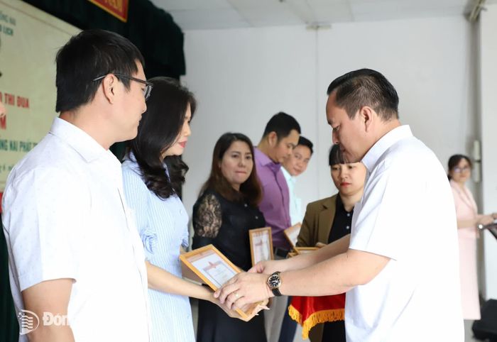 Phó Giám đốc Sở Văn hóa, Thể thao và Du lịch Vũ Xuân Trường trao giấy khen cho các tập thể. Ảnh: My Ny