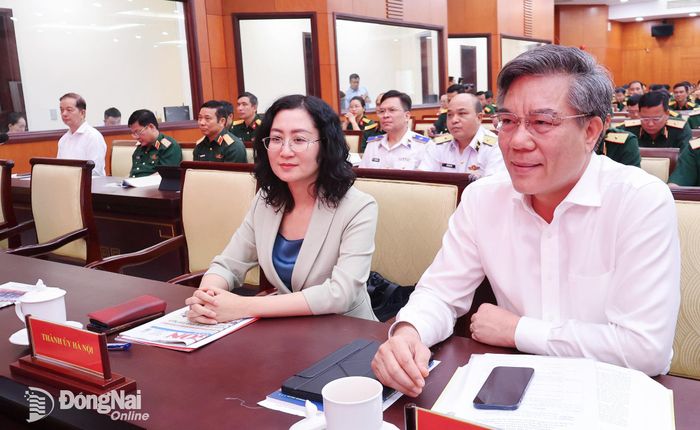 Ủy viên Ban Thường vụ Thành ủy, Trưởng ban Tuyên giáo và Dân vận Thành ủy Đồng Nai Dương Minh Dũng và các đại biểu dự hội thảo. Ảnh: Nguyệt Hà