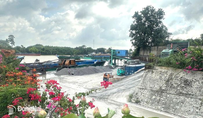 Hoạt động nhộn nhịp của một bến chuyên dùng vận chuyển vật liệu xây dựng. Ảnh: Ngọc Dung