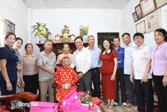 Đoàn công tác đến thăm, tặng quà, chúc thọ cụ Nguyễn Thị Dách ở khu phố 9, phường Đồng Phú. Ảnh: Ngọc Huyền