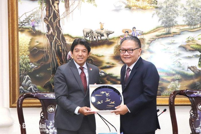 Chủ tịch Hiệp hội Doanh nghiệp Nhật Bản tại Thành phố Hồ Chí Minh Kume Kunihide tặng tranh lưu niệm cho lãnh đạo thành phố Đồng Nai. Ảnh: Ngọc Liên