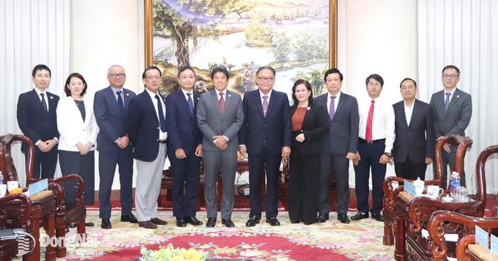 Đoàn công tác của Hiệp hội Doanh nghiệp Nhật Bản tại Thành phố Hồ Chí Minh chụp ảnh lưu niệm với lãnh đạo thành phố Đồng Nai và đại diện các sở, ngành sau buổi làm việc. Ảnh: Ngọc Liên