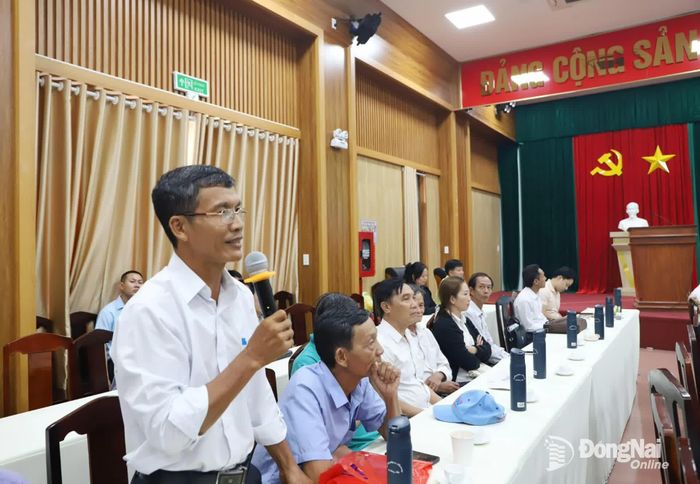 Nông dân trồng bưởi tại phường Trị An tham gia ý kiến tại hội nghị. Ảnh: B.Nguyên