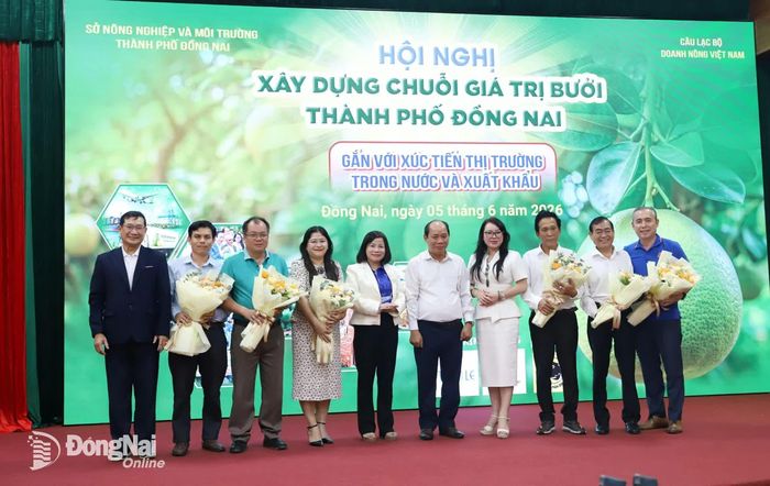 Ông Lê Viết Bình (giữa), Phó Chánh văn phòng Bộ Nông nghiệp và Môi trường khu vực phía Nam tặng hoa cho các chuyên gia, doanh nghiệp tại hội nghị. Ảnh: B.Nguyên