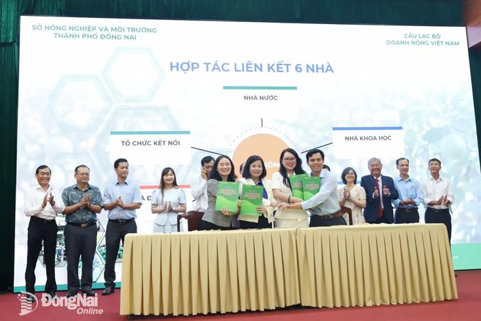 Ký kết biên bản ghi nhớ hợp tác giữa Sở Nông nghiệp và Môi trường thành phố Đồng Nai và các "nhà" trong chuỗi liên kết xuất khẩu bưởi. Ảnh: B.Nguyên