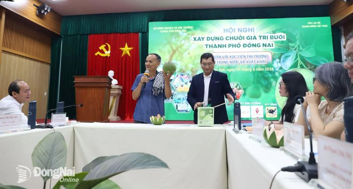 Doanh nghiệp xuất khẩu giới thiệu tiêu chuẩn trái bưởi xuất khẩu tại hội nghị. Ảnh: B.Nguyên
