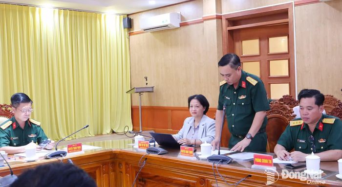 Đại tá Nguyễn Danh Trang, Chủ nhiệm Chính trị Bộ Chỉ huy Quân sự thành phố báo cáo tại hội nghị. Ảnh: Nguyệt Hà