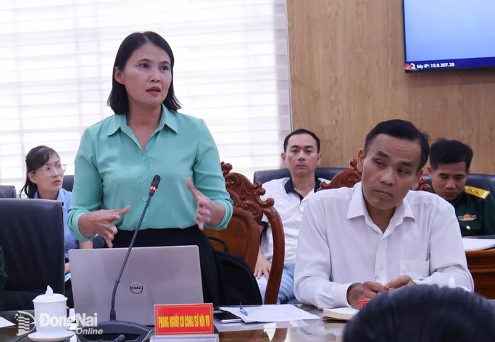 Lãnh đạo Phòng Người có công, Sở Nội vụ giải đáp một số thắc mắc trong hội nghị. Ảnh: Nguyệt Hà