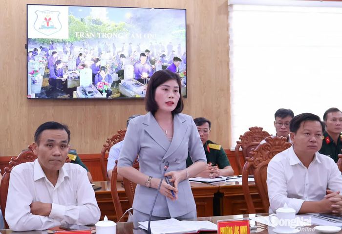 Đại biểu phường Lộc Ninh nêu những nội dung thắc mắc trước khi triển khai đồng loạt. Ảnh: Nguyệt Hà
