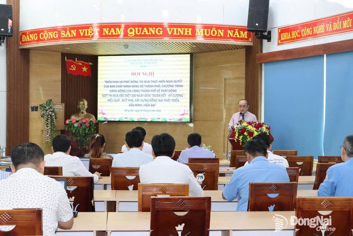 Phó Giám đốc Sở Khoa học và Công nghệ Võ Hoàng Khai phát động đợt thi đua đặc biệt 500 ngày đêm đến cán bộ, công chức, viên chức của sở. Ảnh: Thảo Quế