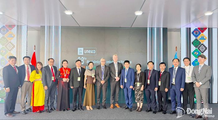 Đoàn công tác thành phố Đồng Nai chụp ảnh lưu niệm với Ban thư ký UNESCO MAB quốc tế. Ảnh: Yến Hà