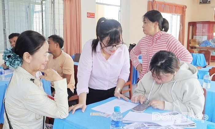 Người dân không chỉ được giải quyết hồ sơ nhanh chóng, mà còn được các cán bộ tận tình cầm tay chỉ việc, hướng dẫn cách tạo tài khoản, cài đặt ứng dụng trên điện thoại thông minh và tự nộp hồ sơ qua Cổng dịch vụ công trực tuyến.